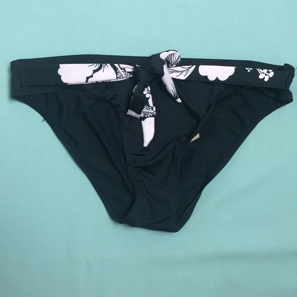 Hawaiian Floral Two Piece Bathing Suit. - Picture 6 of 8